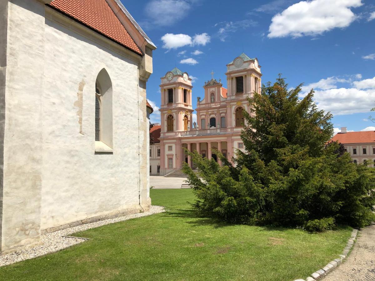 Gaestehaus Benediktinerstift Goettweig - Bed & Breakfast Monastery Bed & Breakfast Furth bei Gottweig Exterior foto